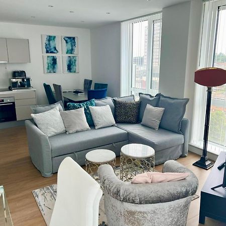 Spacious Urban Gem Apartment With Parking Bracknell Buitenkant foto