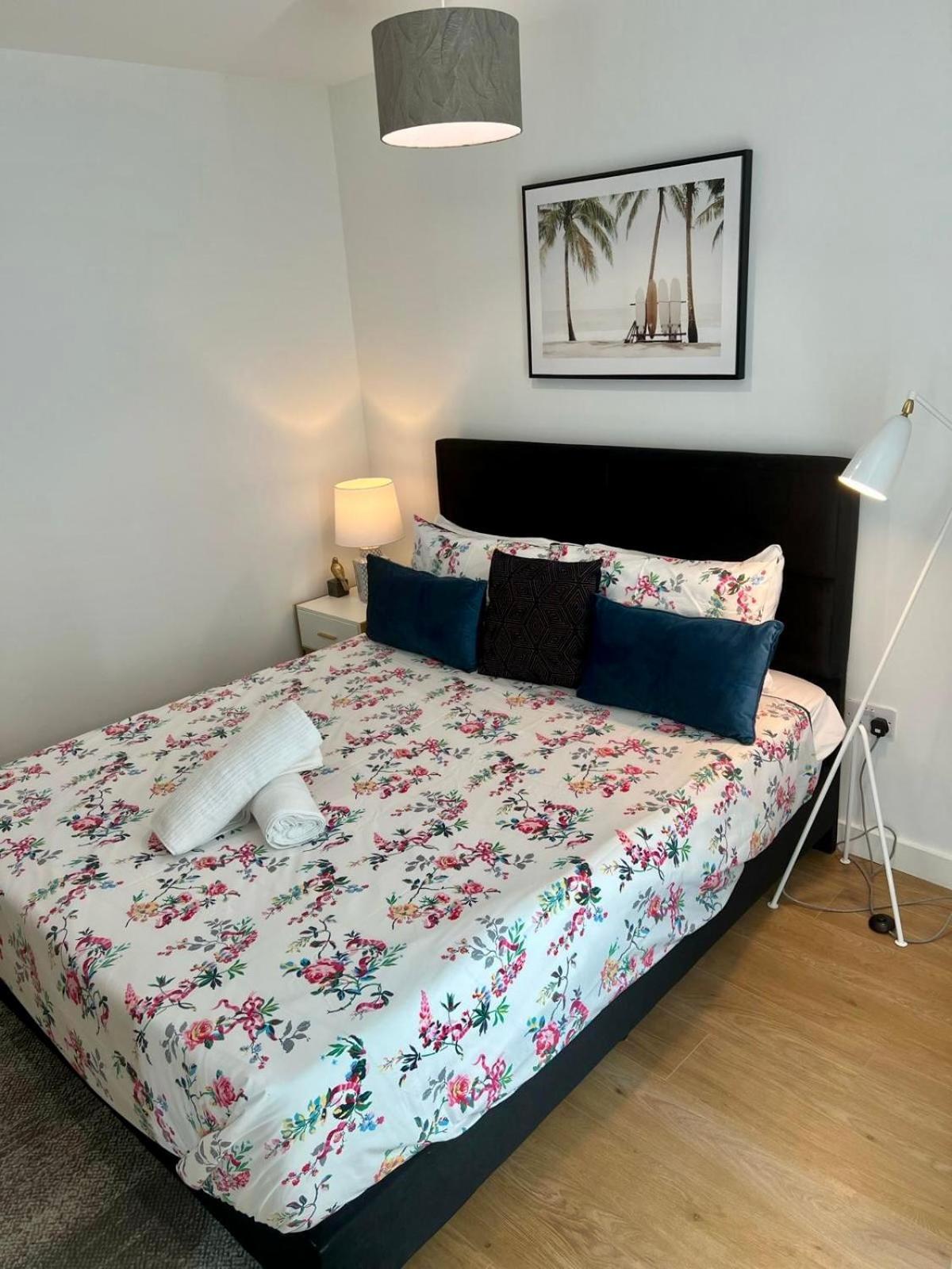 Spacious Urban Gem Apartment With Parking Bracknell Buitenkant foto