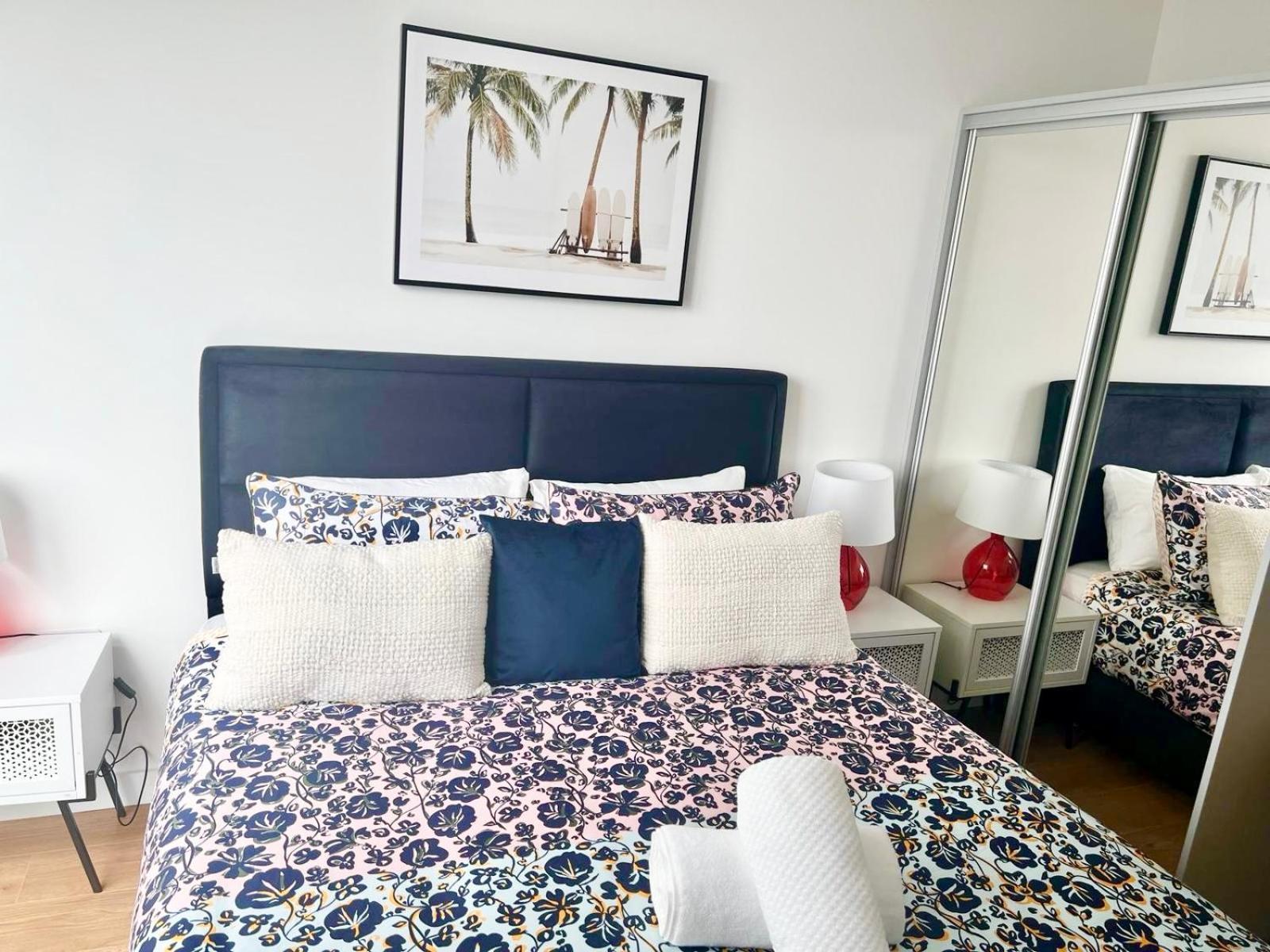 Spacious Urban Gem Apartment With Parking Bracknell Buitenkant foto
