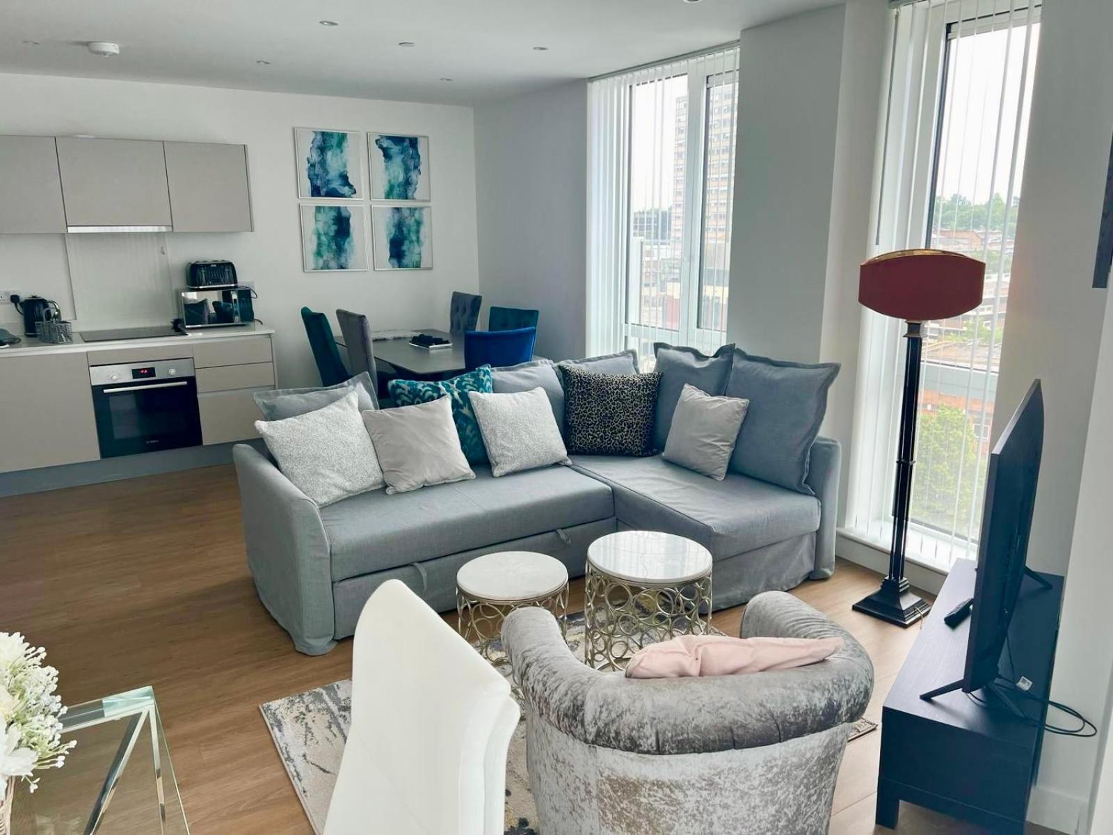 Spacious Urban Gem Apartment With Parking Bracknell Buitenkant foto
